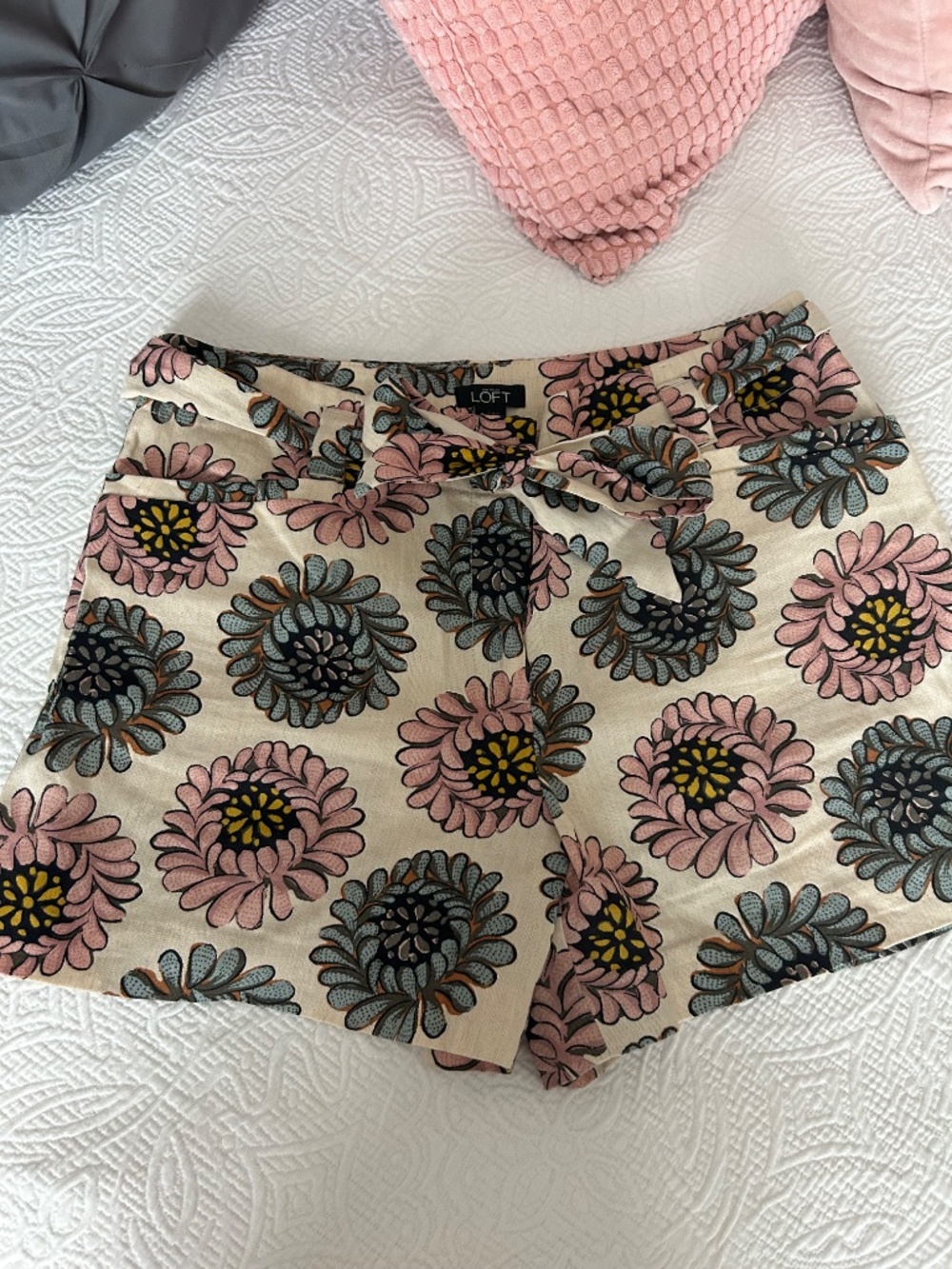 Loft Linen Floral Shorts Size 4 - Picture 8 of 10